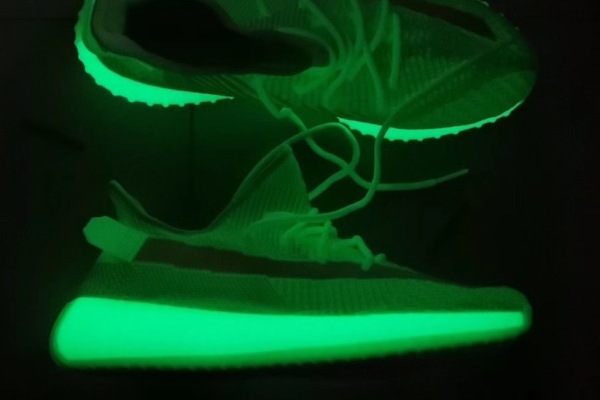 这双鞋子它会发光！Yeezy 350 V2 “Glow in the Dark” 更多实物图曝光太疯狂了