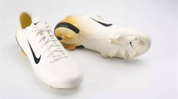 速看【球鞋】最纯粹的刺客足球鞋--耐克 Mercurial Vapor III 白金配色赏析