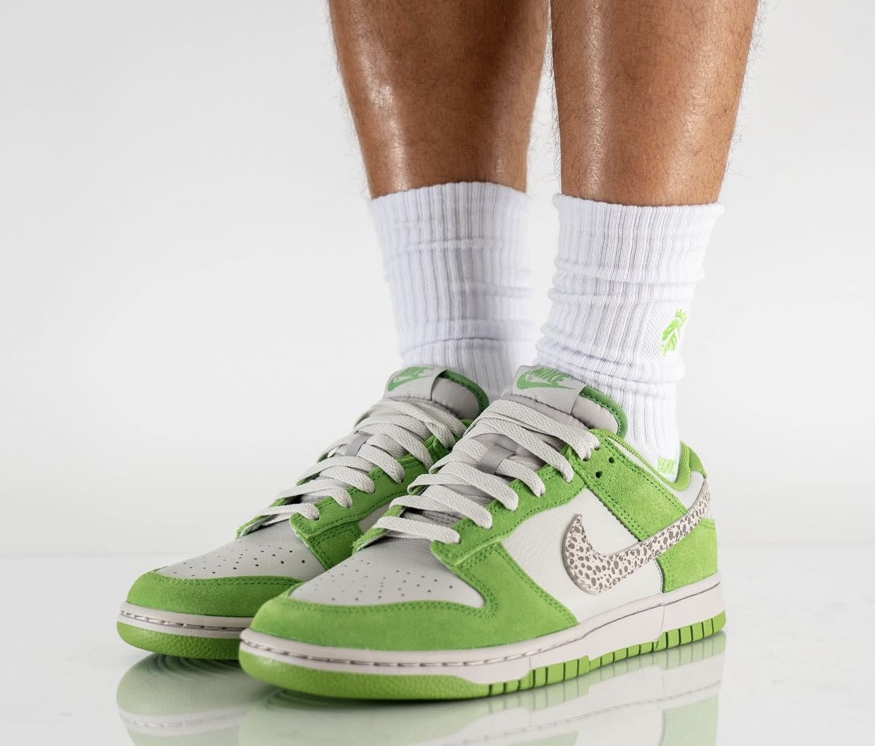 Nike Dunk Low Safari Swoosh“叶绿素”的足部照片