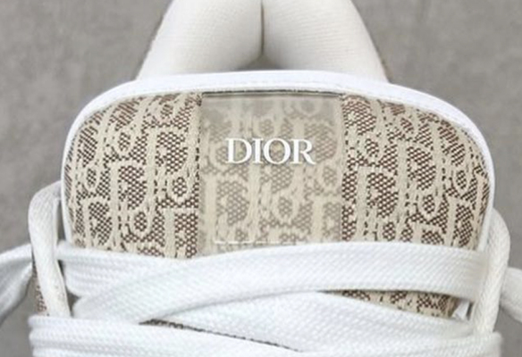 朋友圈的土豪们准备好！Dior 新面包鞋要来了！怎么可以错过