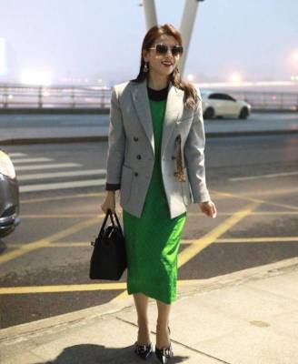 原创
            刘涛机场赶时髦，西装叠穿绿裙子打扮抢眼，一副贵妇范