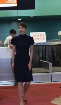 原创
            刘芳菲近照皮肤真好，穿黑裙配平底鞋干练时髦，看不出43岁了！