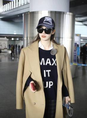 戚薇才是机场穿搭一姐，驼色大衣搭配棒球帽，演绎不费劲的时髦