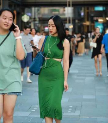 新的流行？“绿油油”的连衣裙，硬生生把少女穿成“阿姨”
