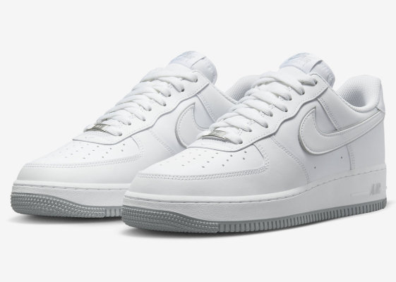 Nike Air Force 1白色和灰色表面

