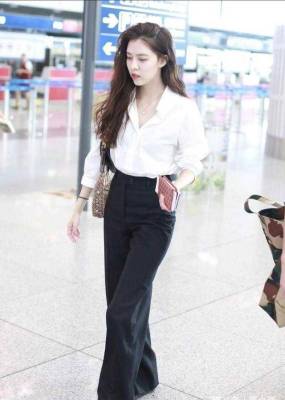 原创
            宋妍霏堪称时髦甜酷女孩穿搭范本，看她的机场造型就知道，美腻了