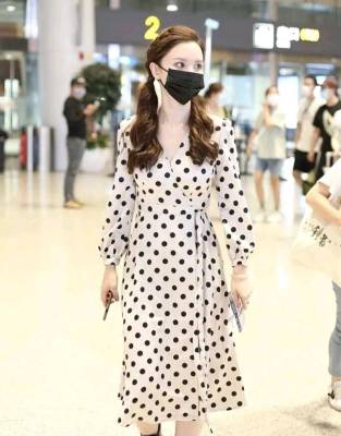 张萌的私服穿搭简约又精致，穿白色波点连衣裙走机场，高级又时髦