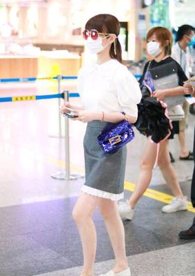 毛晓彤现身机场，身穿白色泡泡袖衬衫搭配灰色短裙，简约又时髦