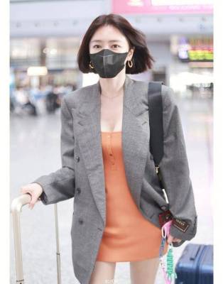 秦岚机场私服！灰格纹外套配橘色吊带裙，短发酷飒时髦的气质御姐