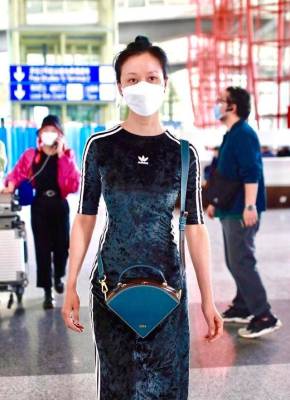 42岁倪虹洁也赶时髦，穿紧身丝绒连体裙走机场，沙漏身材太迷人