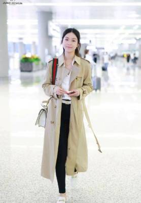 香港名模文咏珊走机场，半丸子头配风衣优雅时髦，气质太动人