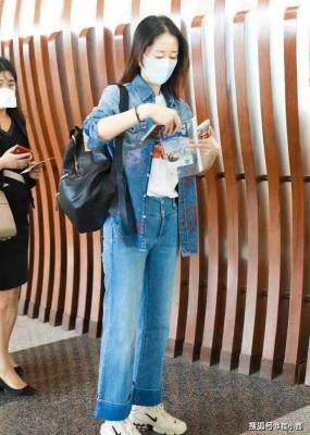 “刘敏涛”私服真时髦，穿牛仔衬衫配牛仔裤，显嫩减龄不说还洋气
