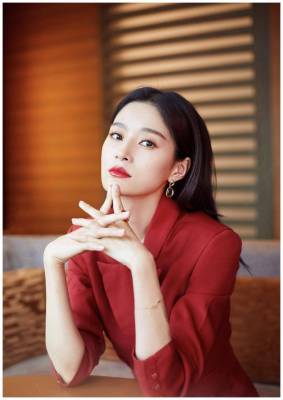 35岁王媛可很有“国际范”，身穿大红色西服裙装，意外穿出高级感