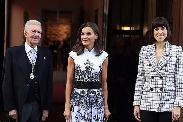 49岁西班牙王后太会穿，5年前的旧裙子，竟然也能穿出新鲜感