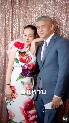 泰国华裔富婆和老公在晚宴上秀恩爱！穿斜肩花朵裙好嫩，真像少女