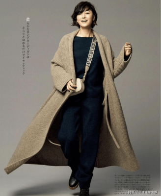 看了52岁富冈佳子的穿搭，才懂：同色系穿搭太高级，又美又有魅力