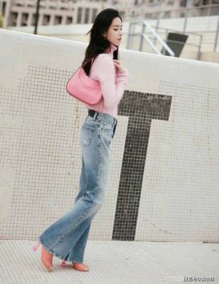 “陈都灵”还是适合少女风，穿粉色毛衣配牛仔裤，嫩得如同18岁