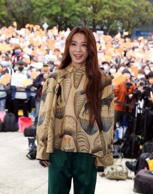 田馥甄出席活动，穿“斗篷式”卫衣亮相时髦又娇俏，37岁依旧少女