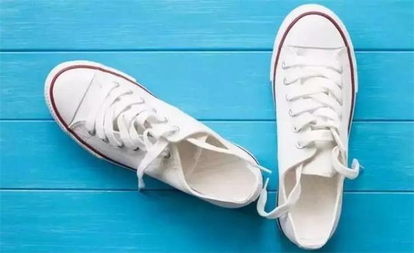 为什么小白鞋刷完会发黄？白色的鞋子应该如何保养？