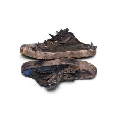 巴黎世家1.2万元的限量“做旧”鞋引争议，又脏又破为了寓意“环保”