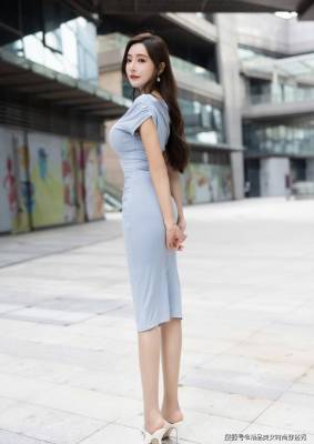 淡蓝色的连衣裙，搭配一双白色高跟鞋，尽显优雅时尚的女人味