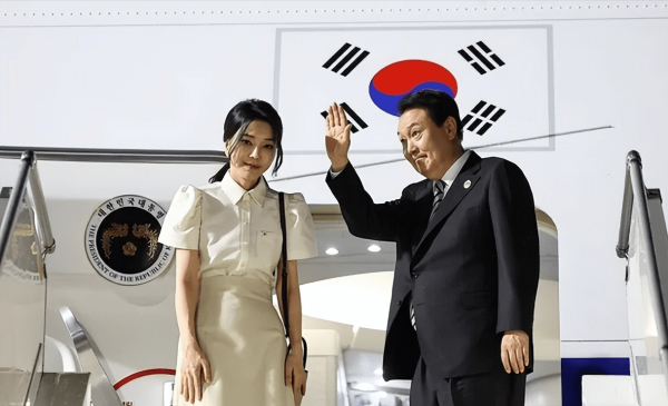 韩国第一夫人抵达巴厘岛好美啊！穿白衬衫好清纯，这么嫩哪像50岁
