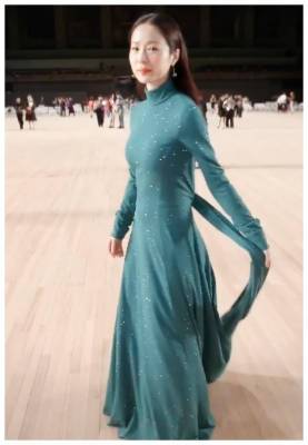 江一燕穿一条“极光星空裙”现身秀场，美得太惊艳，生图很耐打！