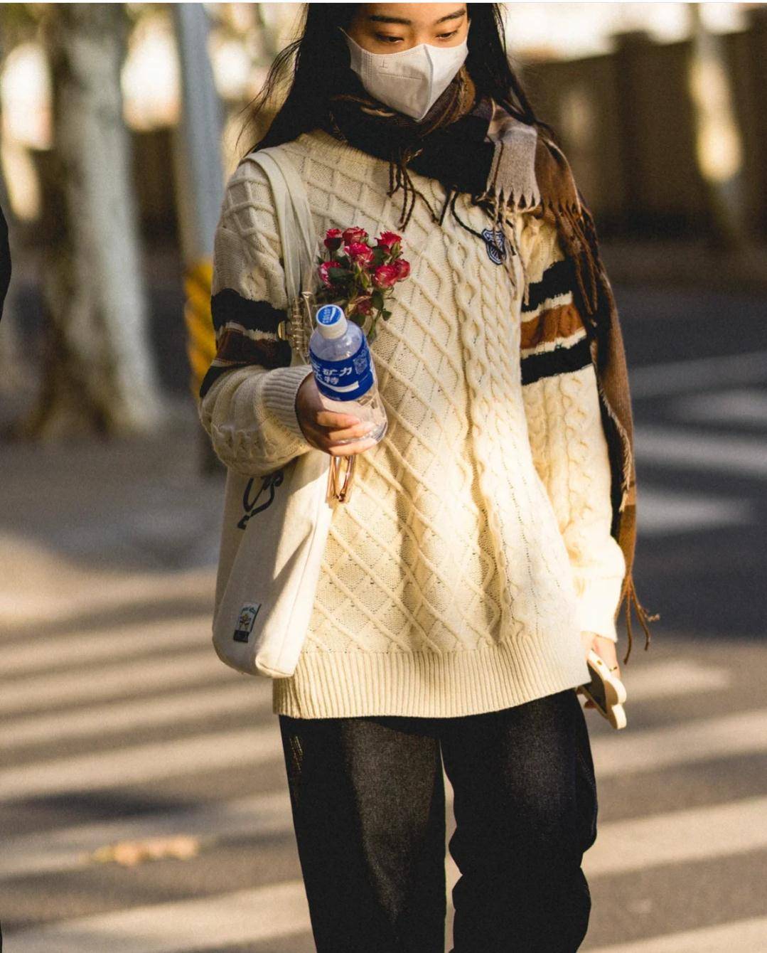 魔都上海街头的初冬，时髦小姐姐用穿搭实力演绎时髦与温暖
