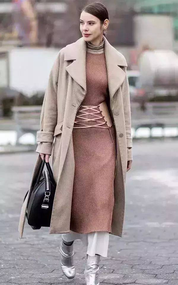 这才是40岁女人该有的冬季穿搭：大衣+过膝裙，优雅减龄又高级