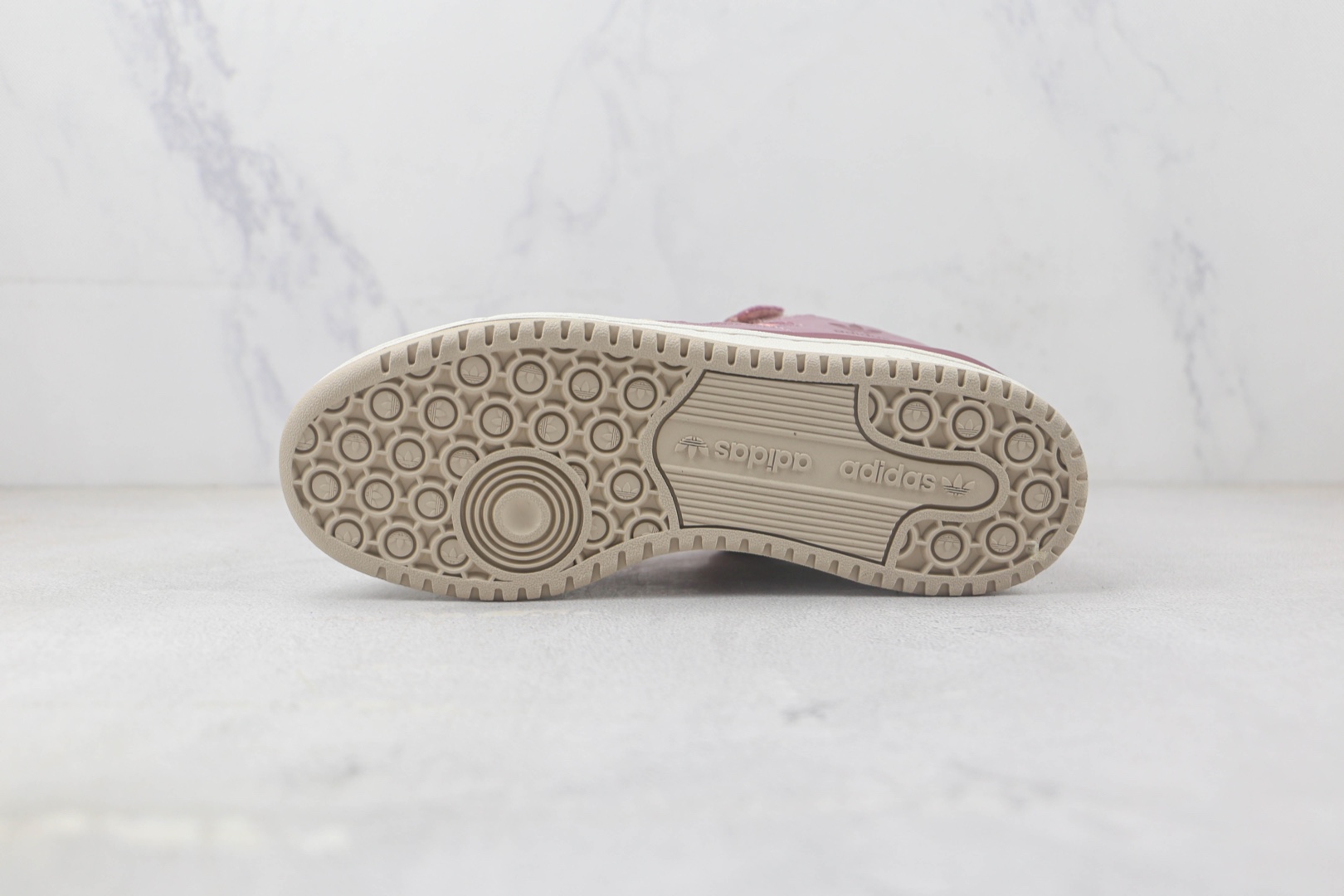 阿迪达斯adidas originals Forum 84 low米白粉色Forum系列板鞋 阿迪达斯Forum84系列复古板鞋 货号：HQ6941