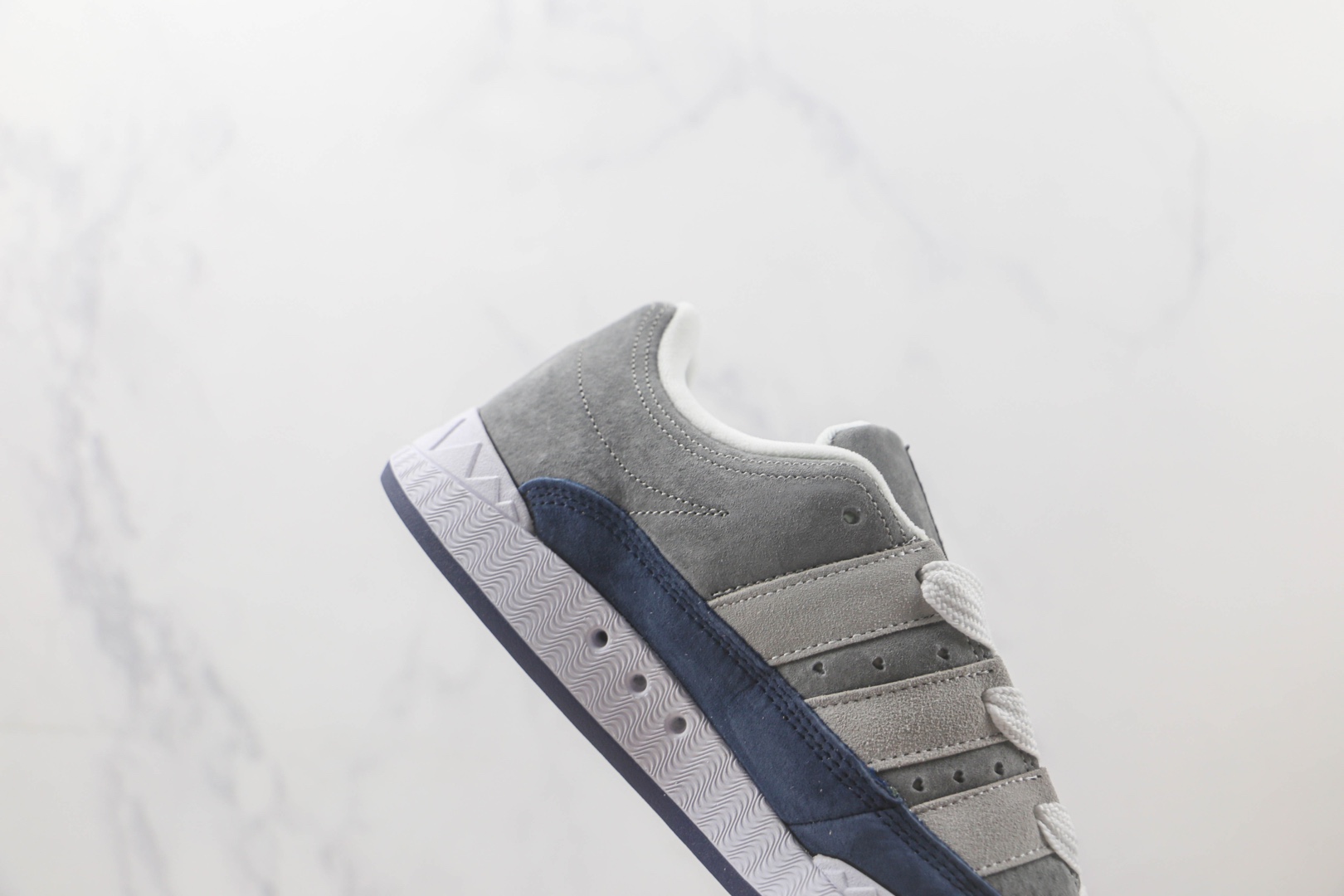 阿迪达斯Adidas Originals ADIMATIC三叶草灰蓝色面包鞋 阿迪达斯三叶草系列板鞋 货号：HP9915