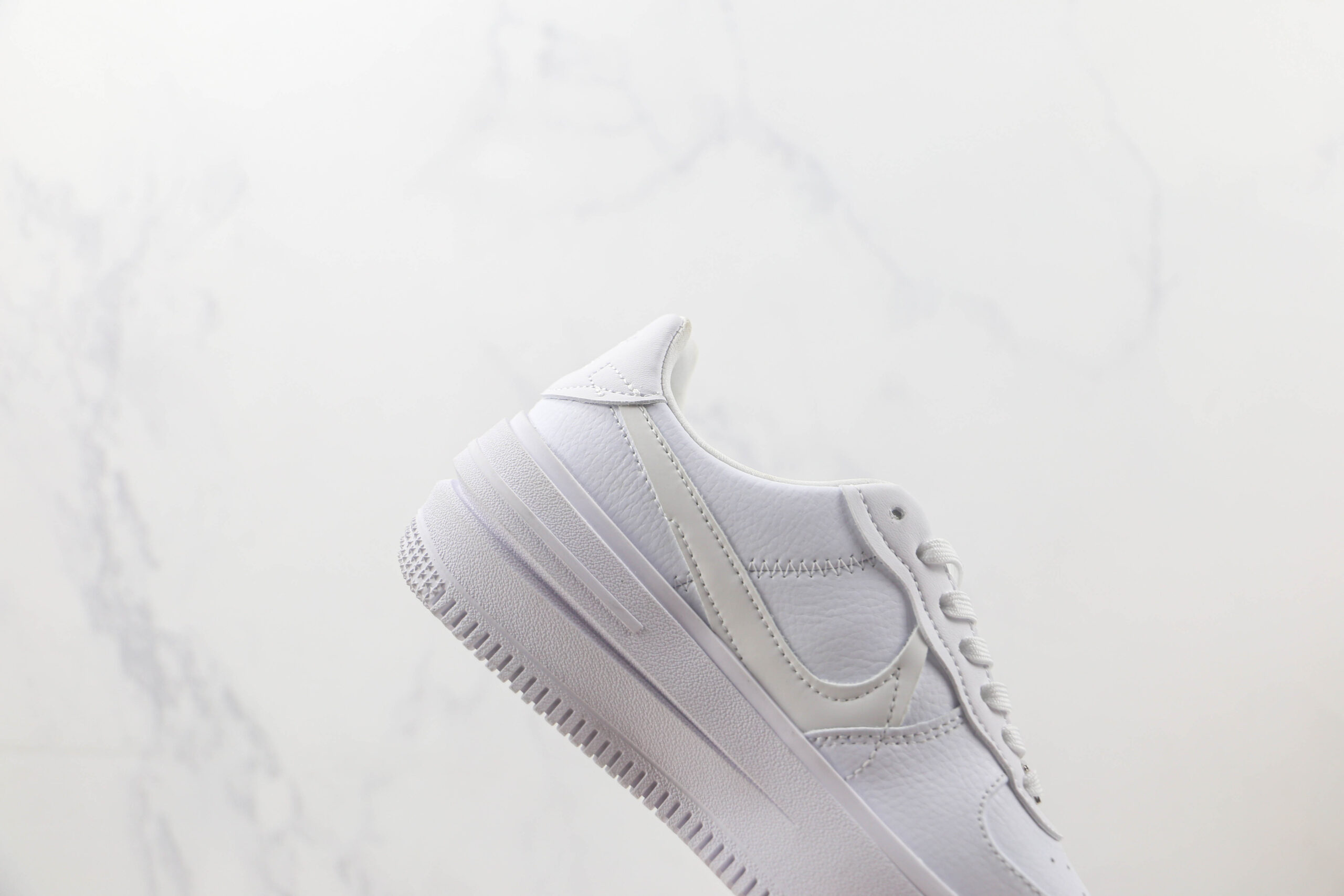 耐克Nike Air Force 1 PLT.AF.ORM“Triple White空军一号白色解构板鞋 耐克空军一号校园板鞋 货号：DJ9946-100