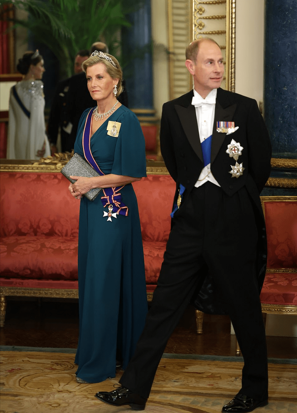 查尔斯登基后首个国宴！凯特穿钻石裙好惊艳，卡米拉戴蓝宝石皇冠