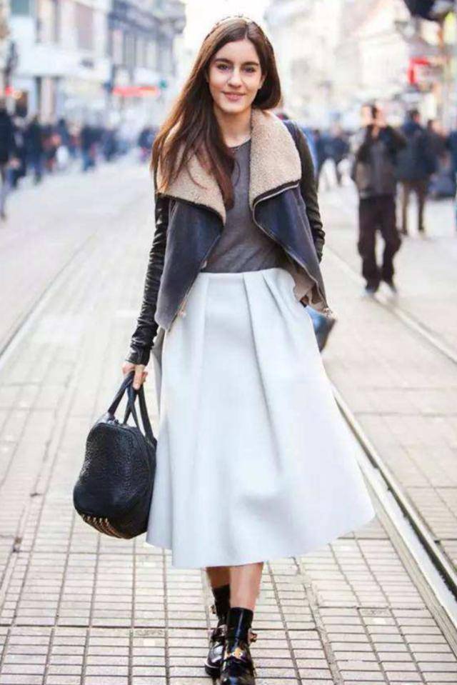 “百褶裙”已经过时了，今春流行穿“豆腐裙”，时髦显瘦还洋气