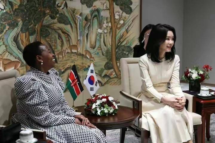 韩国第一夫人搞外交真有一手！穿白裙接待肯尼亚夫人，50岁照样嫩