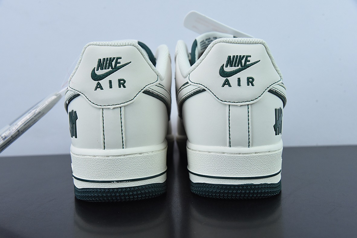 耐克Nike Undefeated x Nike Air Force 1 Low 米绿色联名款空军一号低帮休闲板鞋 货号：UN3699-066