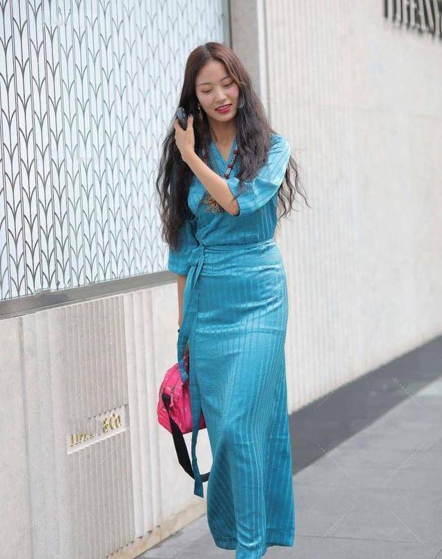 蓝色连衣裙完全不落俗套，还显得很是优雅浪漫，自带高级感。