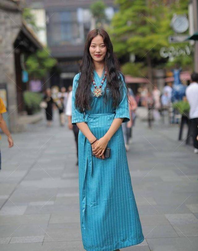蓝色连衣裙完全不落俗套，还显得很是优雅浪漫，自带高级感。