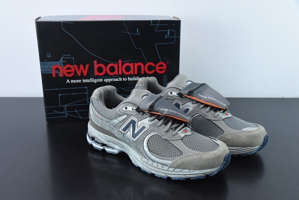 新百伦New Balance 2002R 灰银口袋复古休闲跑步鞋 货号：M2002RVA