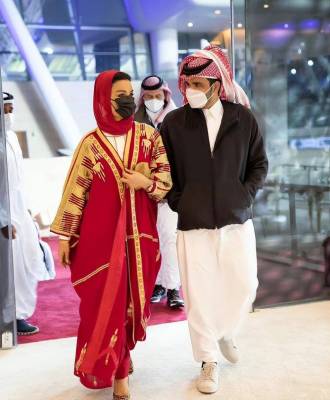 63岁卡塔尔太后生8个孩子还那么嫩！戴头巾引领穿搭时尚，超惊艳