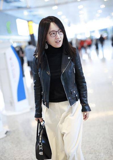 杨钰莹终于不“作妖”了，穿黑色皮衣配阔腿裤走机场，时髦又减龄