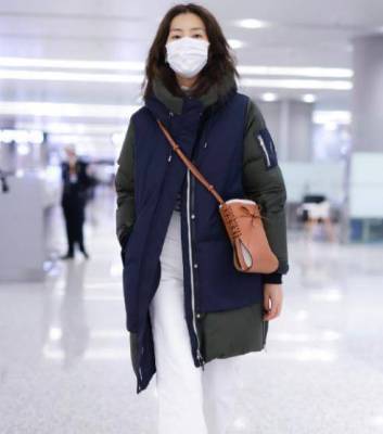 刘雯不愧是超模，穿拼色羽绒走机场像时髦大气，看着好高级