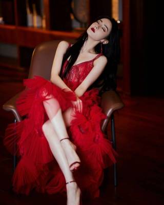 迪丽热巴真“火辣”，红色吊带裙秀出满分身材，肤白貌美惊艳众人