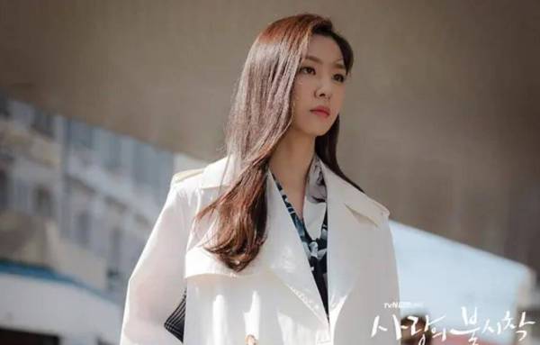 韩剧最贵女二带火了一种穿法，叫“衬衫+风衣”，气质优雅还时髦