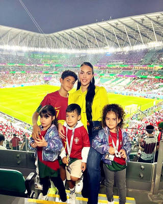C罗妻子现身世界杯，穿绿色衬衫配600万钻戒，卡塔尔王妃亲自接见