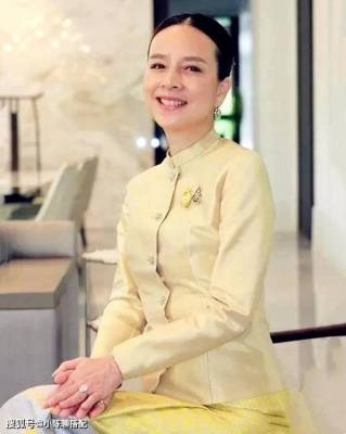 56岁泰国华裔伍伦盼发带，以及礼裙的装点，衣品高确实令人欣赏
