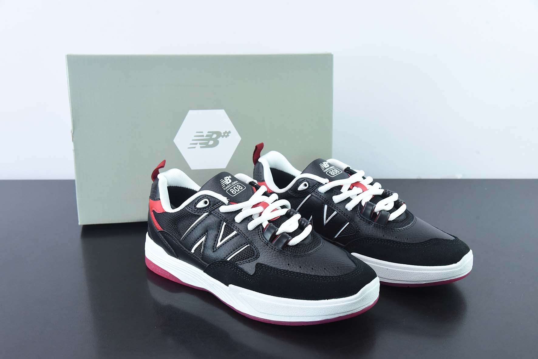 新百伦New Balance 808系列黑红复古休闲跑步鞋 货号：NM808BRD
