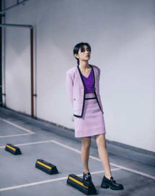 张子枫停车场大片，紫色小香风配针织短装，氛围感显高级