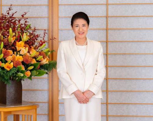 日本雅子皇后59岁官方生日照来了！白裙高贵优雅，爱子公主却显老