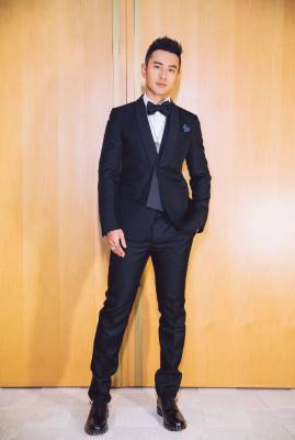 45岁黄晓明很显年轻，西服穿搭打造绅士范，商务造型英俊又稳重